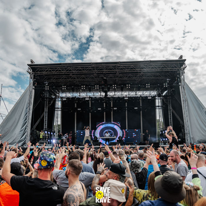 Save The Rave crowd 08