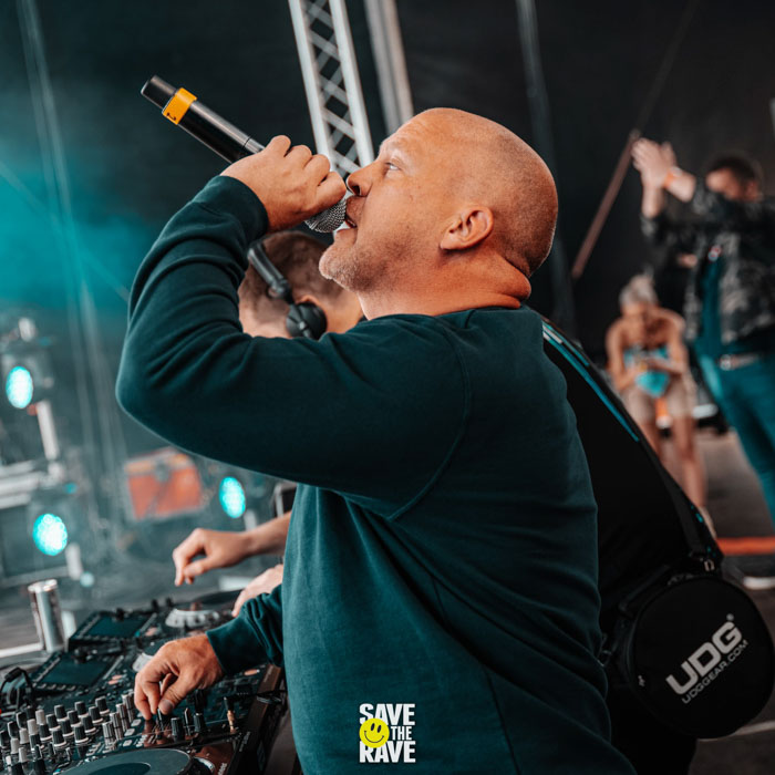 Save The Rave crowd 09